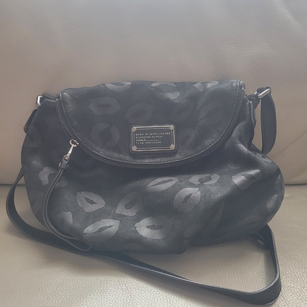 MARC BY MARC JACOBS Classic Q NATASHA Black Lip Print Crossbody Bag